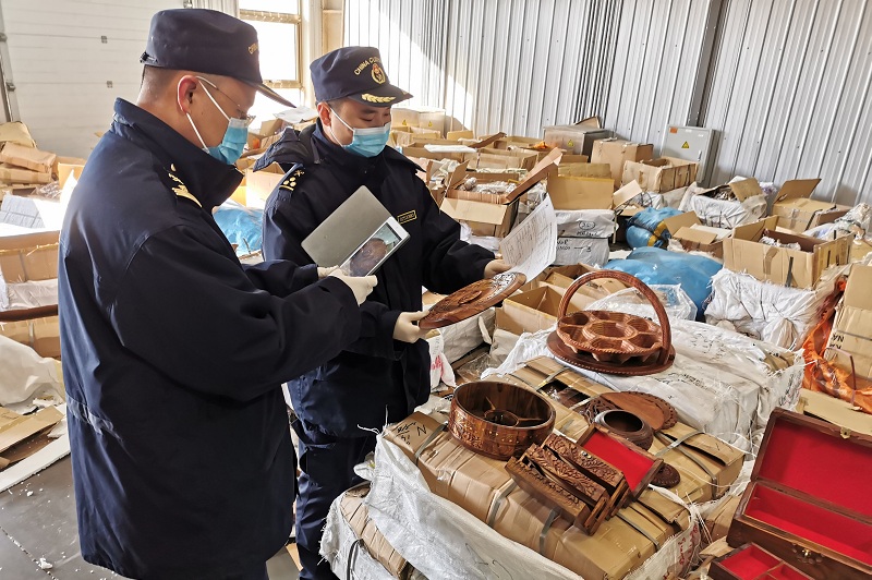 關(guān)員對黃檀木制品進(jìn)行查驗(yàn) 黃檀木制品進(jìn)行查驗(yàn)